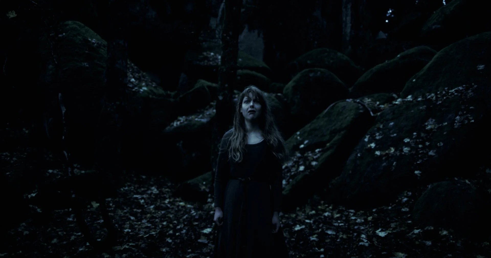 Katharina allein im nächtlichen Wald